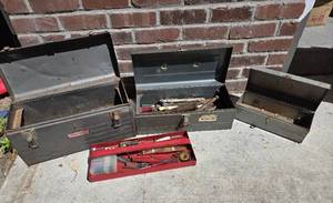 lot 454 image: Metal tool boxes with Few Tools