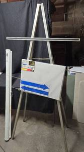 lot 472 image: Da-Lite Movie Screen and Classic Presentation Easel