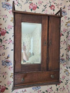 lot 6 image: Vintage Bedroom Mirrored Wall Cabinet