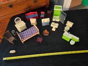 lot 24 image: Bedroom & Bathroom Doll House Furniture