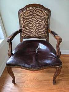 lot 251 image: Comfortable Well-Used Oak Chair