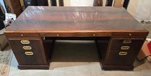 lot 252 image: Beautifull Solid Mahogany Bankers Desk Made by Heilkon
