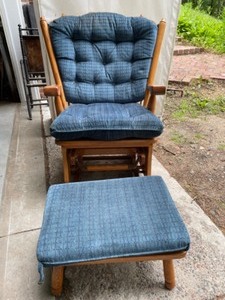 lot 357 image: Comfortable Blue Oak Glider & Foot Stool