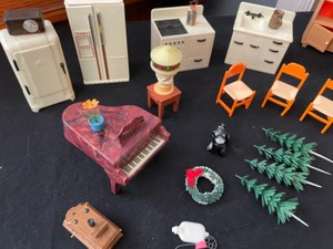 lot 24A image: Doll Furniture with Kitchen Set, Piano & Others