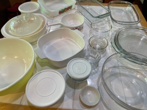lot 265 image: Bakeware & Storage--Pyrex, Pampered Chef & Pie Plates