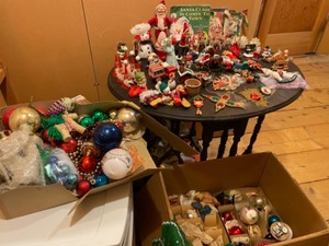 lot 207 image: Vintage Holiday Ornaments & Christmas Balls