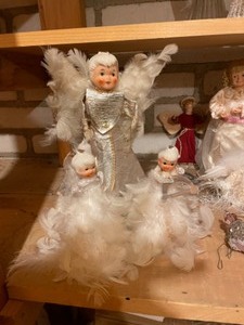 lot 208 image: Vintage Hope Howard White Feathered Angels & others