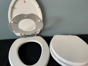 lot 337 image: Topseat Specialty Toilet Seats for Children Size Seat ingGrreat for Toilet Training
