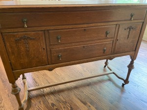 lot 21 image: Solid Oak Vintage Buffet