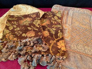 lot 403 image: Fall Throw by MWW Market & Corona Decoration Tablerunners