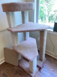 lot 402 image: Cat Scratching Post