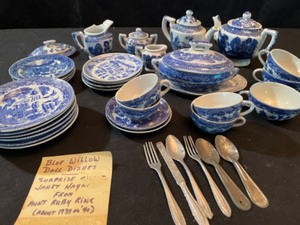 lot 225 image: Blue Willow Doll Dishes from 1930-1940s