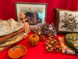 lot 210 image: Fall Decorations & Linens