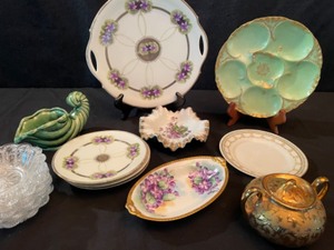 lot 211 image: Attractive African Violet Glassware Collection