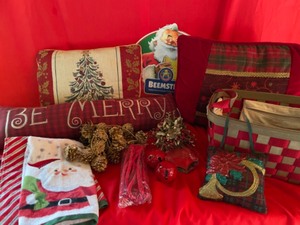 lot 218 image: Holiday Decorations & Pillows