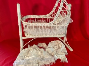 lot 280 image: Doll Cradle