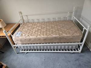 lot 180 image: Daybed with Trundle in White Metal