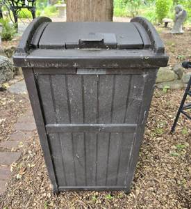 lot 139 image: Suncast Plastic Trash Can