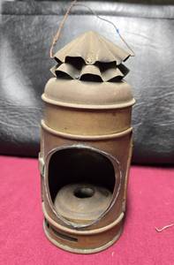lot 425 image: Rusty Policeman Lantern