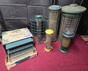 lot 177 image: Bird Feeder Lot