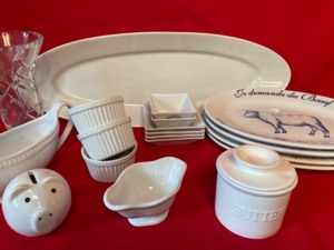 lot 386 image: French Collection With William Sonoma Beef Plates & Pillivuyt Platter & Containers