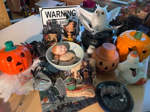 lot 259 image: Halloween Grouping