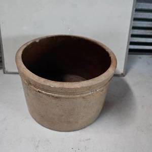 lot 47 image: Salt Glazed crock with lid