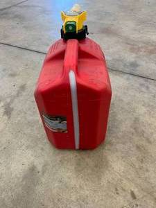NEW 2.5 GALLON NO-SPILL GAS CAN