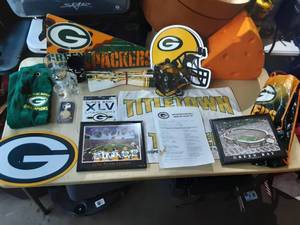 lot 12 image: Assorted Green Bay Packers Memorabilia and Collectibles 
