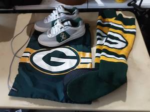 lot 13 image: Reebok Green Bay Packers shoes size USA 6.5 Appear NEW, With Bag and Socks