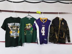lot 17 image: 2 Green Bay Packers, 2 MN Vikings Shirts Youth Size M-L
