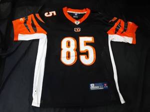 lot 26 image: Reebok Bengals Jersey Ochocinco #85 size 52
