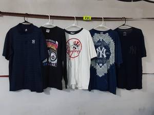 lot 33 image: 5 NY Yankees T-Shirts Size XXL