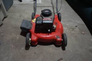 lot 2 image: Briggs & Stratton 3.5 Horse Lawn Mower