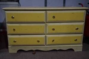 lot 17 image: Yellow Bedroom 6 Drawer Dresser