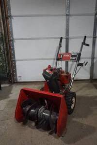 lot 28 image: Toro 3521 Snow Blower