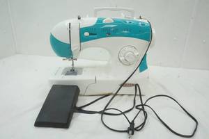 lot 65 image: Singer Sewing Machine