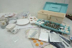 lot 92 image: Cake Decorating Caddy & Tools