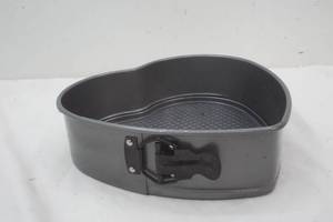 lot 109 image: Heart Cake Pan