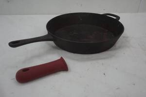 lot 139 image: Cast Iron Frying Pan 12.5  Tramontina