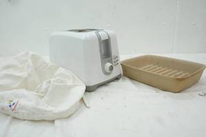 lot 147 image: Toaster & Toaster Cover, Pampered Chef Bacon Pan