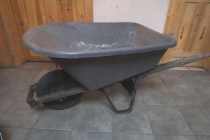 lot 173 image: Gray Poly Wheel Barrow