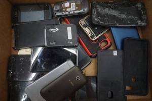 lot 188 image: Variety of Damaged Cell Phones