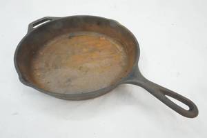 lot 197 image: Lodge Cast Iron Frying Pan #4