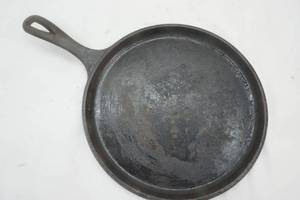 lot 200 image: Lodge Cast Iron Frying Pan  No. 2 10.5