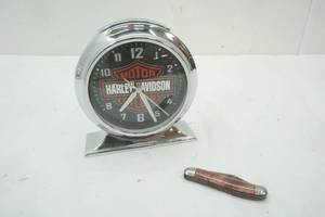 lot 204 image: Harley Davidson Clock (battery needed), Pocket Knife