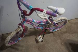 lot 226 image: Girls Dynacraft Bike