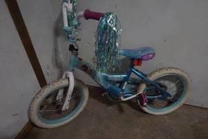 lot 227 image: Girls Frozen Bike with Bell