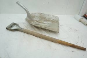 lot 280 image: Shovel with replaceable handle