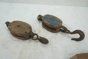 lot 319 image: Vintage Pulley with Hooks